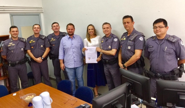 A juíza de direito homenageada Ruth Duarte Menegatti, com o também juiz Fábio Alexandre Marinelli Sola e representantes do comando regional da Polícia Miliar Capitão Kihara, Major Terra, Coronel Franco, Tenente Coronel Fontolam, Capitão Júlio e Tenente Bressan, na comunicação oficial sobre a honraria (Foto: Cedida).