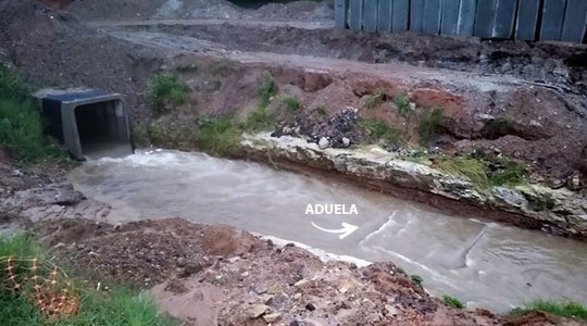 Nas obras de reurbanização do Parque dos Pioneiros, força da correnteza derrubou uma aduela de concreto no canal (Reprodução/AdamantinaNet).