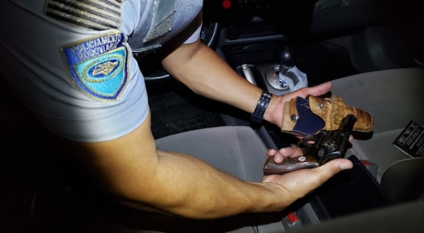 Armas e munições foram encontradas entre os bancos dianteiros do veÃculo, próximas ao câmbio (Cedida/PM Rodoviária).