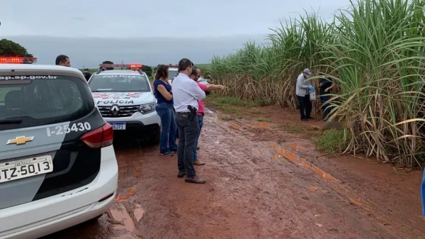 Equipes policiais no local onde o corpo foi encontrado, Ã s margens da vicinal Panorama/Ouro Verde (Foto: Mariane Santos/TV Fronteira).