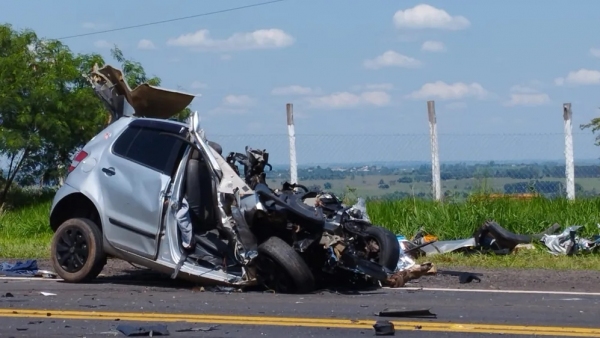 Automóvel VW Fox com placas de Santo Expedito, onde estavam as duas vítimas fatais, ficou completamente destruído (Foto: Bruna Bachega/TV Fronteira).