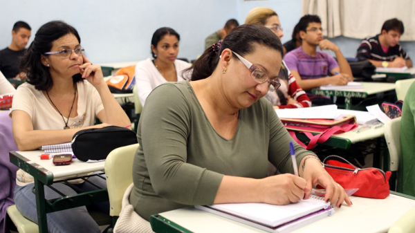 Pessoas de todas as idades que est?o fora da escola e desejam voltar a estudar neste ano podem se matricular nas escolas estaduais de SP (Imagem: SeducSP).