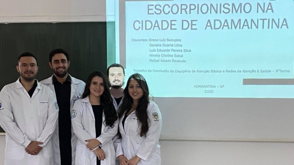 Cinco estudantes autores do trabalho, alunos do curso de medicina da UniFAI (Acervo Pessoal).