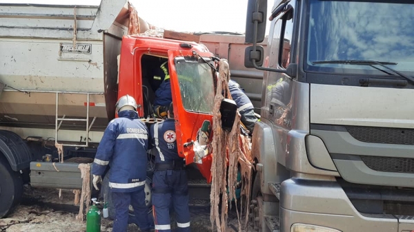 Após o acidente, caminhoneiro de Adamantina ficou preso às ferragens, foi socorrido e removido por helicóptero ao Hospital Evangélico de Londrina, onde passou por cirurgia (Cedida: Gustavo Donato/GD News).