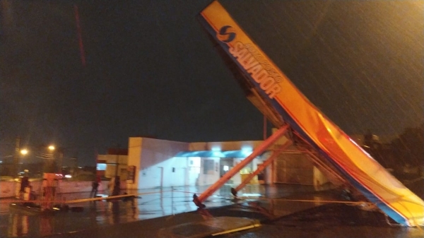 Cobertura de posto de combustÃveis caiu pela força do vento em Presidente Prudente (Secom/PP).