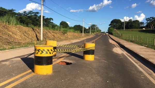 Buraco superficial esconde perigo, com cratera escavada pelas águas, na marginal que liga o trevo da UnIFAI à Avenida XV de Novembro (Foto: Siga Mais).