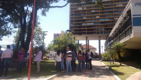 Funcionários deixaram prédio da Prefeitura após tremor (Foto: Divulgação).