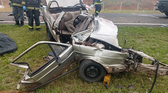 Carro ficou destruído após atingir caminhão (Cedida/PM Rodoviária).