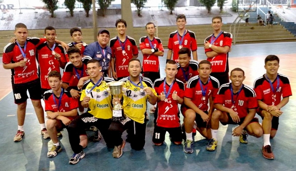 Equipe masculina de handebol de Lucélia garante participação em competições oficiais neste ano (Foto: Divulgação).