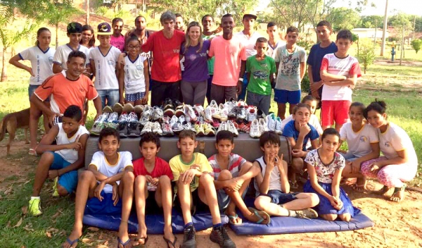 Tênis arrecadados na campanha da Espaço Vip foram entregues ao atletismo de Adamantina (Foto: Cedida).