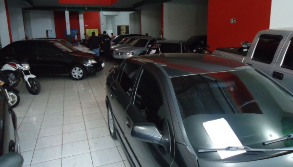 Veículos foram apreendidos na concessionária, sob acusação de fraude (Foto: Deinter 8/Polícia Civil).