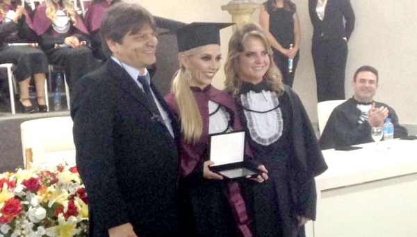 Meriane Leticia Saia com representante do CROSP e a coordenadora do Curso de Odontologia; e a estudante com seus pais, na noite de formatura (Fotos: Arquivo Pessoal).