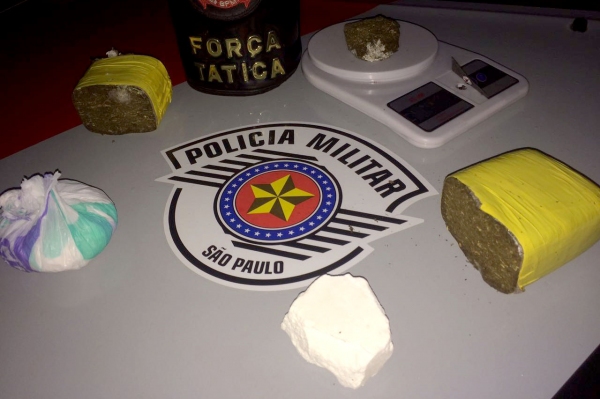 Polícia encontra cocaína, crack e balança digital em bagagem de passageira (Foto: Cedida/PM).