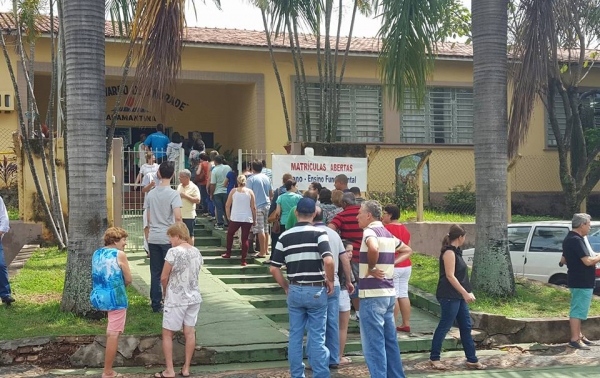 Durante todo o domingo foi grande a movimentação na EMEF Navarro de Andrade, de pessoas que foram votar para a escolha dos novos conselheiros tutelares (Foto: Asses. de Comunicação da Prefeitura de Adamantina).