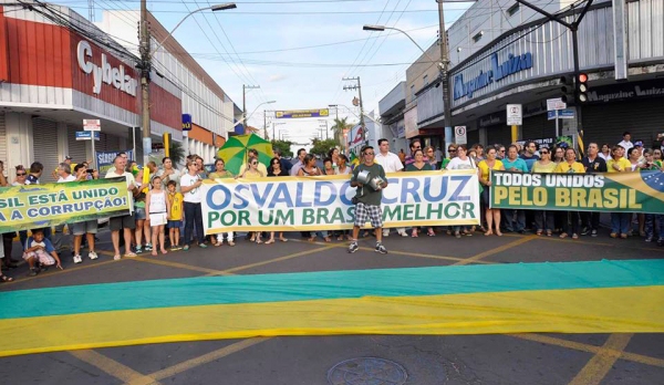 População de Osvaldo Cruz vai às ruas em protesto contra corrupção, pelo Impeachment da presidenta Dilma e em apoio às investigações da Lava-Jato (Foto: Valdemir Anselmo).