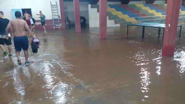 Águas invadem Ginásio Municipal de Esportes de Lucélia e interrompem treino esportivo (Foto: Lico Vieira).