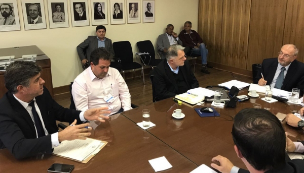 Prefeito Márcio Cardim, Mauro Bragato e o Secretário Estadual da Educação, José Renato Nalini, hoje em São Paulo (Foto: Cedida).