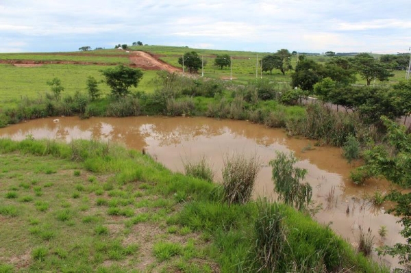 Águas de chuvas ficam represadas na área do residencial Eldorado II, e solução depende de integrar sistema escoamento ao sistema de drenagem (Foto: Cedida).