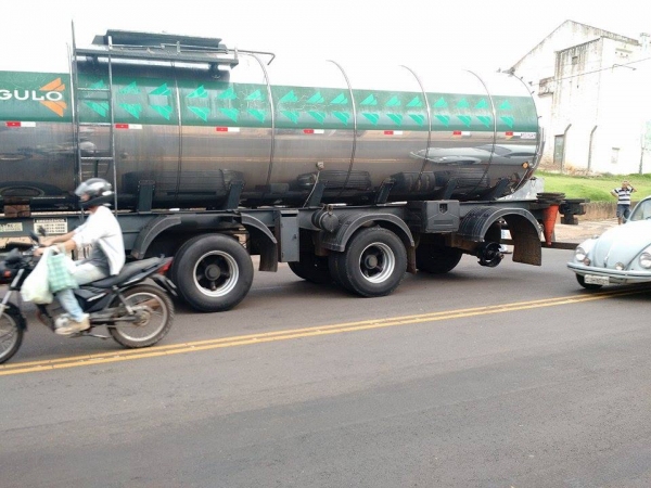 Rodas se soltam de carreta e atingem carros e poste na Via de Acesso (Foto: Danilo Alves/Cedida).