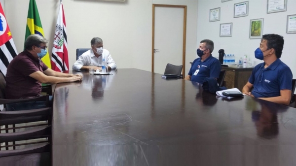 Presidente da Câmara Municipal e prefeito de Adamantina recebem os representantes da Bratac (Divulgação).