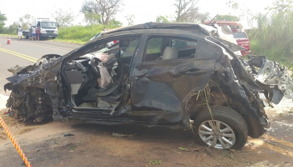 Carro oficial da Prefeitura ? um Honda Civic ? ficou destruído no acidente. Prefeito morreu após ser socorrido (Foto: Jaime Mendes de Oliveira/Reprodução G1).