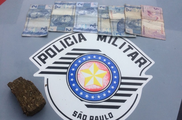 Droga e dinheiro foram apreendidos pela PM em operação contra o tráfico, em Adamantina (Foto: Cedida/PM).