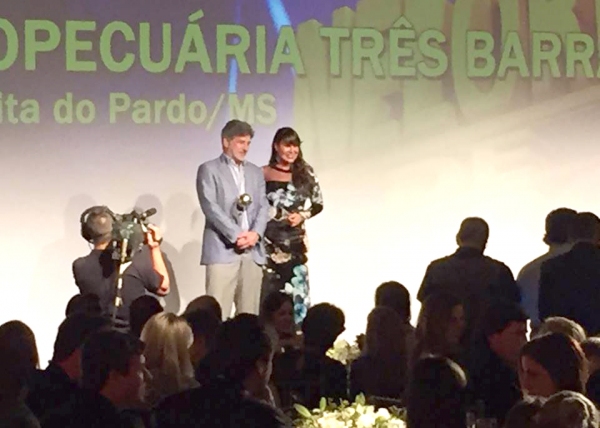 Élio Micheloni Junior representou a Agropecuária Três Barras, na noite em que foi premiada com o Troféu Nelore de Ouro (Foto: Arquivo Pessoal).