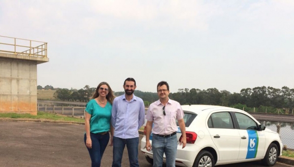 A Diretora Municipal de Convênios Luciana Pereira Fernandes e o Secretário de Agricultura, Abastecimento e Meio Ambiente e interlocutor do Município Verde Azul, Emerson Hernandes Baptiston, com o engenheiro e Gerente de Divisão da Sabesp Décio Dias Cesco (Foto: Assessoria de Imprensa).