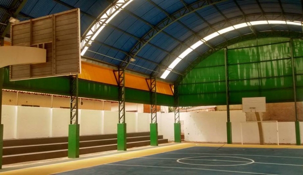 Quadra coberta custou R$ 176 mil, com recursos do Fundo Nacional de Desenvolvimento da Educação), do Ministério da Educação. A contrapartida do MunicÃpio se consistiu na pintura e nas instalações elétricas (Foto: Assessoria de Imprensa).
