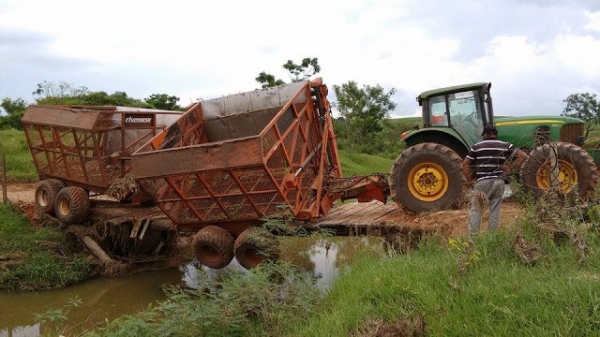 Trator ficou inclinado e com as rodas para fora da estrutura da ponte (Foto: Silas Ferreira/Panorama Notícia).