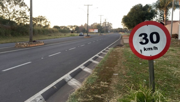 Vicinal Moysés Justino da Silva: trecho urbano tem velocidade fixada em 30 km/h (Foto: Siga Mais).