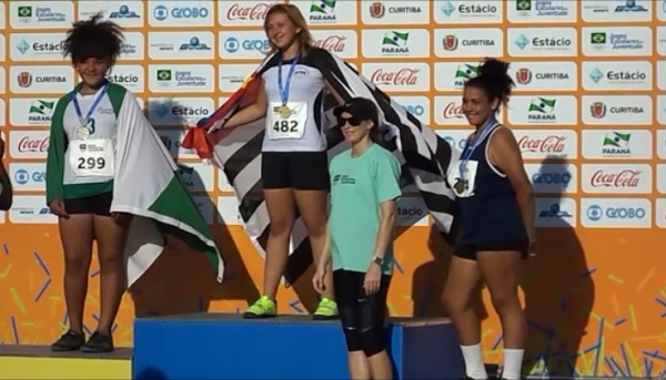 Adamantinense Júlia Barbosa, campeã brasileira nos Jogos Escolares da Juventude em Curitiba. Premiação foi entregue por Fabiana Murer, campeã mundial indoor do salto com vara (Foto: Cedida).