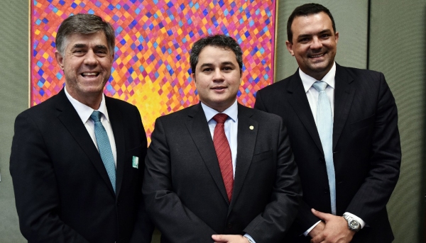 Prefeito Márcio Cardim e vereador Eder Ruete com o deputado federal Efraim Filho, líder do DEM na câmara dos deputados (Foto: Da Assessoria).
