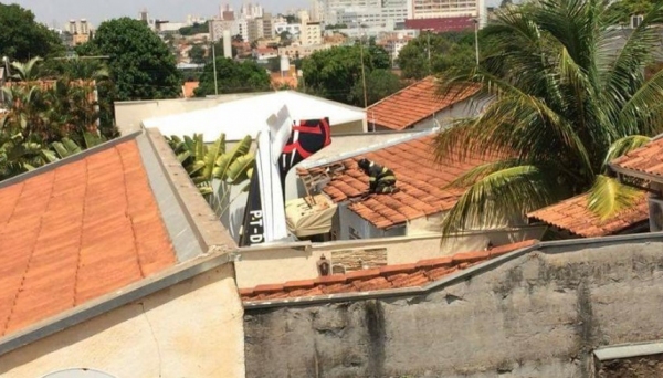 Avião caiu em casa localizada cerca de 300 metros da pista do Aeroporto de São José do Rio Preto (Foto: Acervo Pessoal/Reprodução G1).