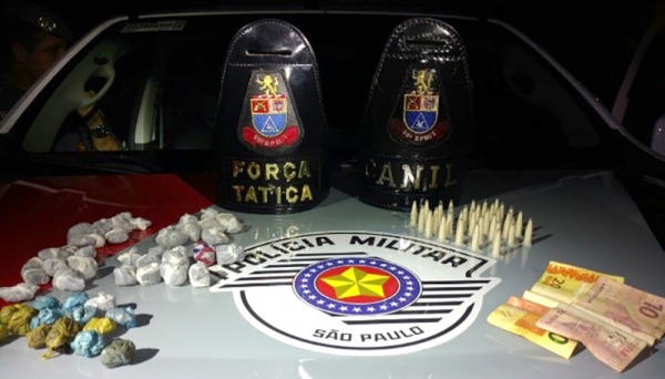 Maconha e cocaÃna foram apreendidos após serem localizadas em terreno, por cães da PM (Foto: Cedida/PM).