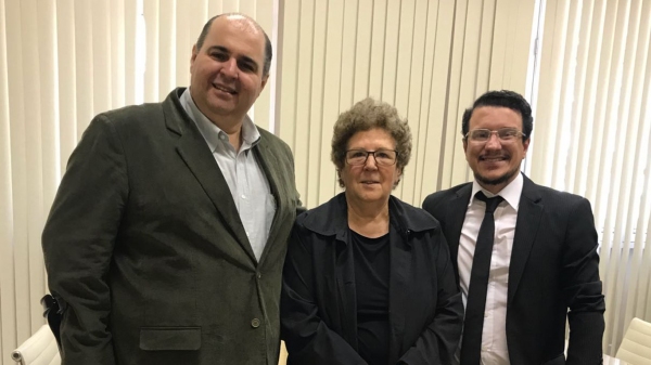 Vice-reitor Prof. Dr. Fábio Alexandre Botteon, a presidente do CEE/SP Prof. Dra. Bernardete Angelina Gatti e o reitor da UniFAI, Prof. Dr. Paulo Sérgio da Silva (Foto: Acervo Pessoal).