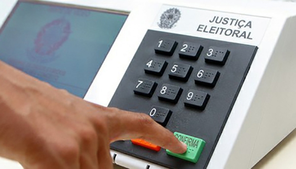 Pelo texto aprovado, cada eleitor poderá fazer duas escolhas na hora da eleição, podendo votar no candidato do seu distrito e no partido de sua preferência (Imagem: TSE).