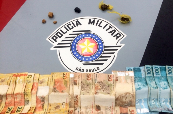 Maconha, crack e R$ 810 em dinheiro estavam em poder do suspeito, detido sob acusação de tráfico de entorpecentes (Foto: Cedida/PM).