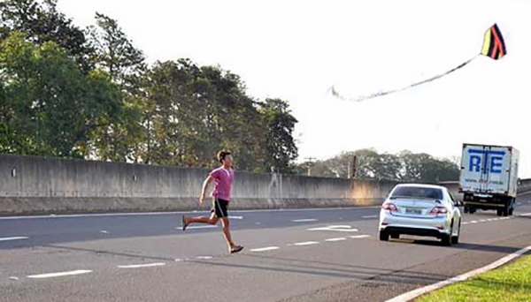 Soltar pipas nas margens de rodovias não é seguro (Imagem: Cedida).