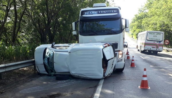 Pneu estoura, carro tomba e colide com caminhão, na SP-294, em Adamantina (Foto: Cedida/PolÃcia Militar Rodoviária).