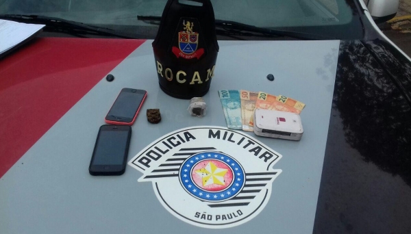 Droga, celulares e dinheiros foram apreendidos na operação realizada pela Polícia Militar (Foto: Cedida/PM).