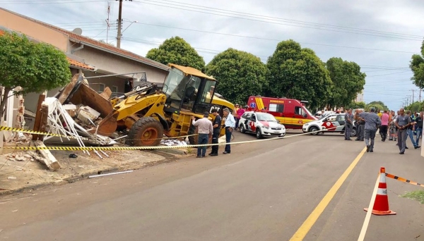 Pá carregadeira atingiu casas após atropelar homem, que morreu na hora, em Lins (Fotos: J. Serafim/Arquivo Pessoal).