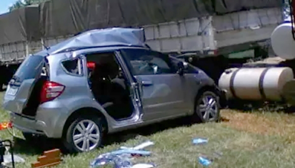 Três pessoas que estavam no Honda Fit morreram. Motorista do caminhão teve escoriações leves (Foto: Reprodução/Ocnet).
