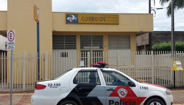 PolÃcia está em diligência para localizar os autores dos delitos, que assaltaram uma loja de informática e a agência dos Correios (Foto: Reprodução/Panorama NotÃcia).