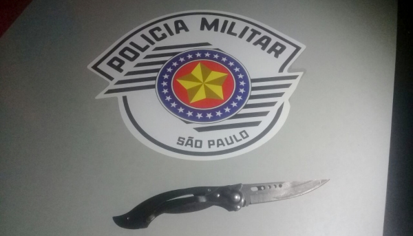 Canivete usado para golpear vítimas nas costas foi apreendido pela Polícia (Foto: Cedida/PM).
