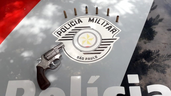 Revólver calibre 38 carregado com cinco munições intactas e uma deflagrada foi encontrado pela Polícia Militar, após denúncia anônima. Homem que tinha a posse da arma foi preso em flagrante (Foto: Cedida/PM).