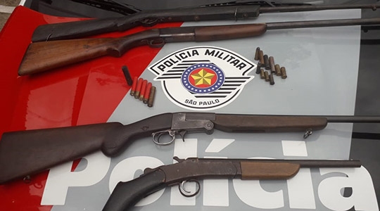 Armas, munições e apetrechos apreendidos pela PolÃcia Militar de Adamantina em propriedades rurais no bairro Lagoa Seca (Fotos: Cedidas/PM).