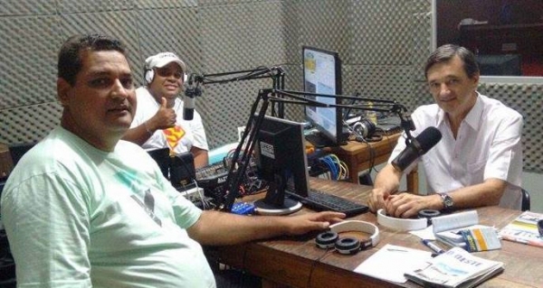João César Prado e Alex Onça recebem o prefeito Ivo Santos no Programa Túnel do Tempo, na Life FM (Foto: Reprodução/Life FM).