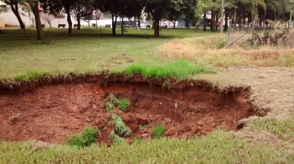 Nova cratera está dentro da área interditada, e aparece 3 anos após a primeira (Foto: Reprodução/Michel Roger Oliveira/Facebook).
