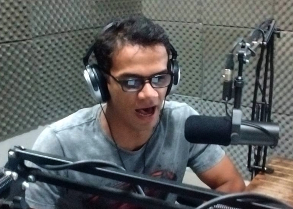 Vinicius Santos, da dupla Bruno Nassy e Thiago, apresenta programa na Life FM de Adamantina, de segunda a sexta, das 13h às 15h (Foto: Divulgação/Life FM).